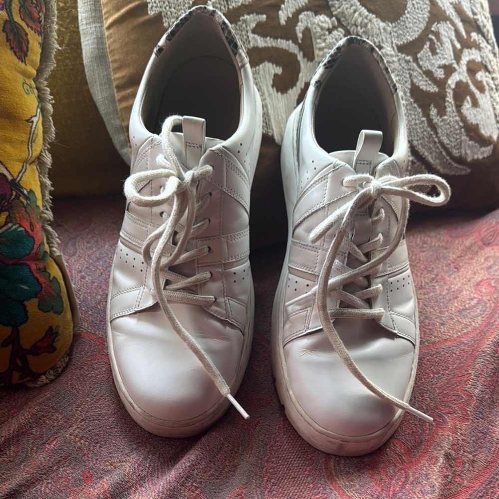 Women's White Vionic perfect sneaker